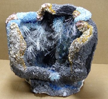 Sculpture en mosaïque - Verre à vitrail, travertin, nacre, pierre bleue de Soignies, ardoise